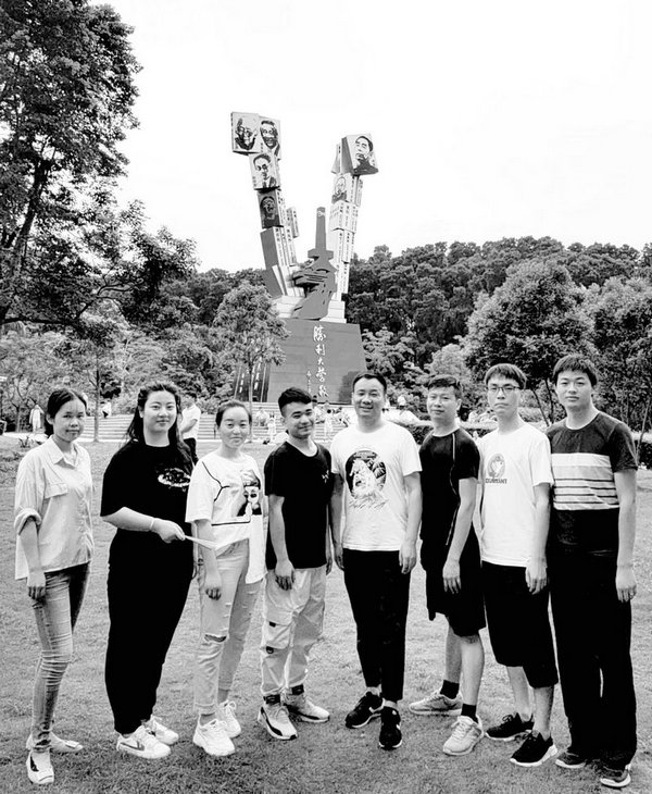 背后的五個(gè)大字是：勝利大營(yíng)救！?。?zhàn)到未來，笑到未來。