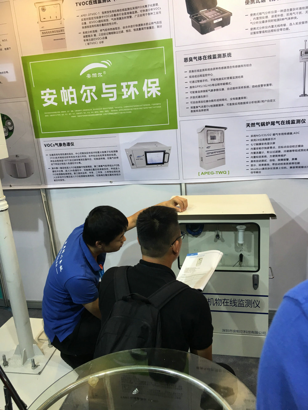 工程師為客戶做產(chǎn)品講解，客戶非常感興趣，觸摸安帕爾的產(chǎn)品